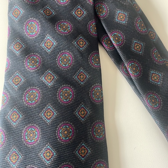 Handsewn Robert Talbott Nordstrom Finest Silk Navy Design Tie - Picture 3 of 7
